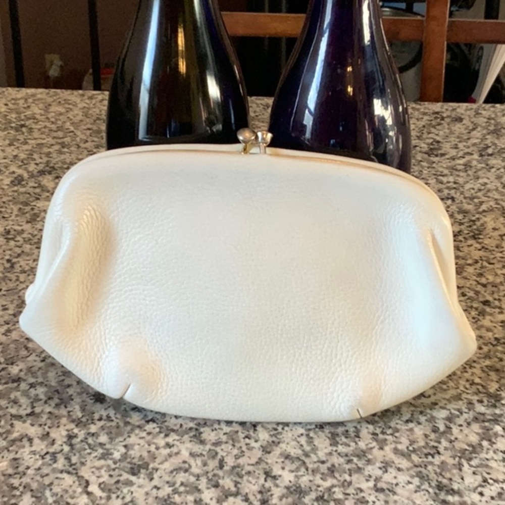 Vintage 1950's Kisslock Clasp Pebbled Leather Clutch Purse.